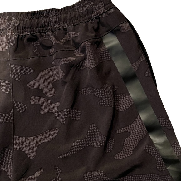 2 (X) IST Men’s Camo Shorts Soft Breathable Fabric Size Small See Measurements - Picture 4 of 12